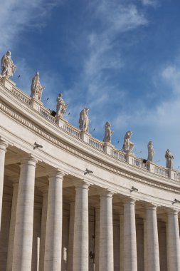 havarilerin üzerinde Saint Peter Katedrali, Roma heykelleri