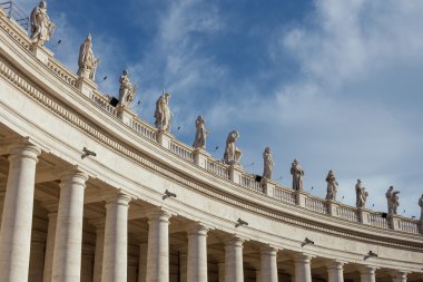 havarilerin üzerinde Saint Peter Katedrali, Roma heykelleri