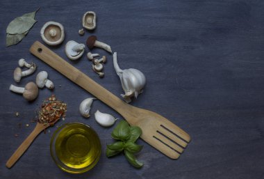 Mantar ve çeşni koyu arka plan üzerinde