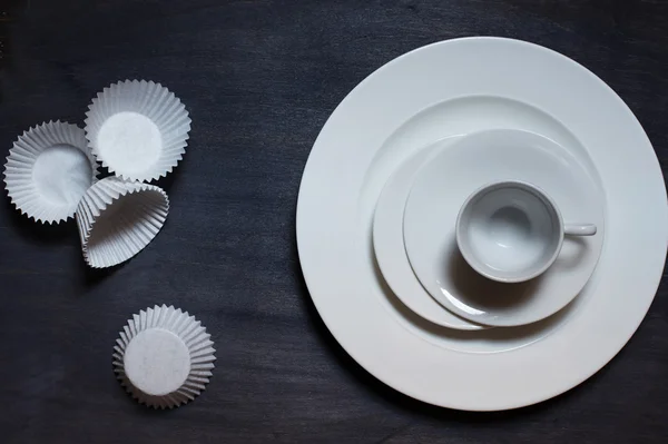 Beyaz fincan ve tabak.