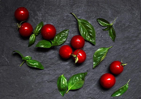 bazı domates ve fesleğen 