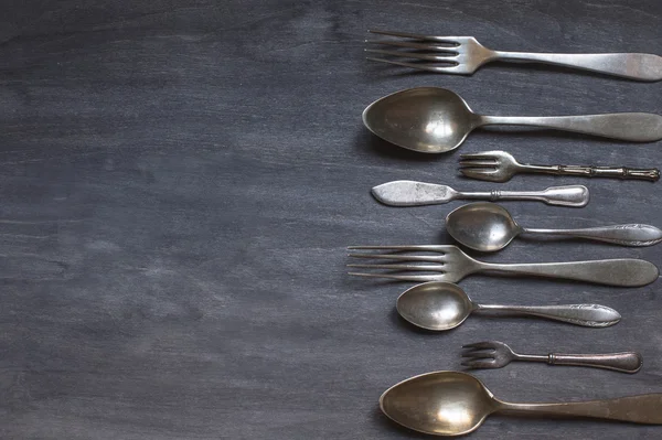 ahşap arka plan üzerinde antik çatal bıçak takımı