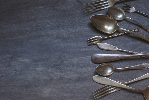 антикварные столовые приборы на деревянном фоне
