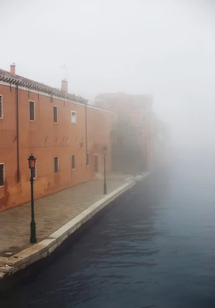 Fog in Venice street near Arsenal — Stok fotoğraf