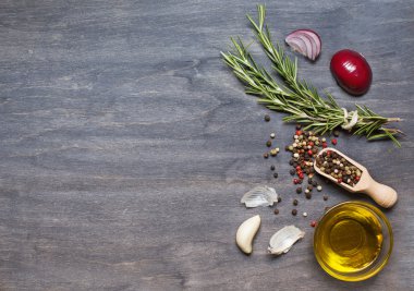 Biberiye, çeşni ve zeytinyağı ahşap backgro üzerinde
