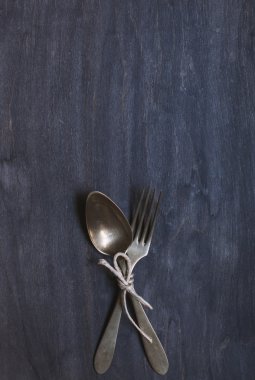 ahşap arka plan üzerinde antik çatal bıçak takımı