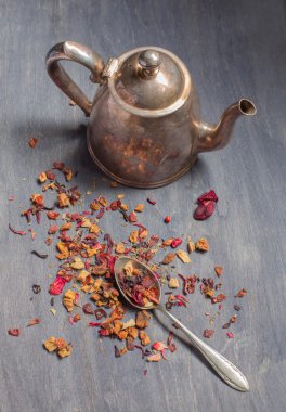 Antika çaydanlık ve koyu ahşap arka plan üzerinde çilek çayı