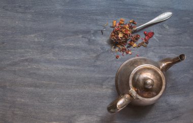 Antika çaydanlık ve koyu ahşap arka plan üzerinde çilek çayı