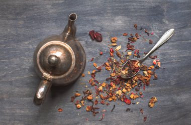 Antika çaydanlık ve koyu ahşap arka plan üzerinde çilek çayı