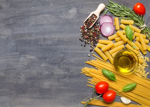 Farklı makarna, çeşni, zeytin yağı ve koyu woode domates