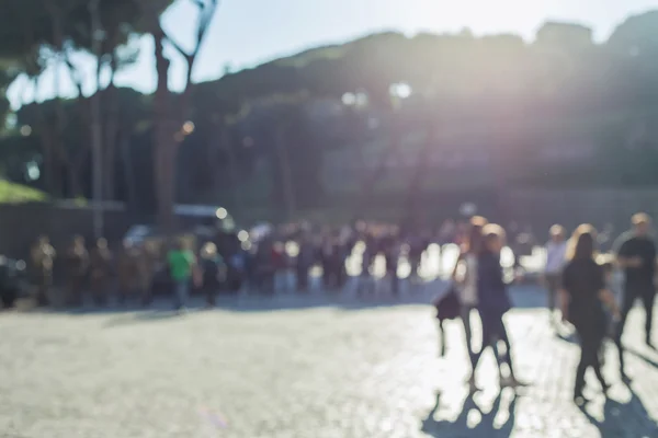Roma'da Coliseum yakınındaki insanlar yürüyen bulanık kalabalık — Stok fotoğraf