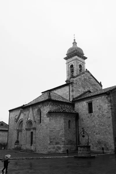 Iglesia antigua en una ciudad de Italia — Foto de Stock