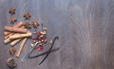 Çay kaşığı tarçın, vanilya ve anason ile