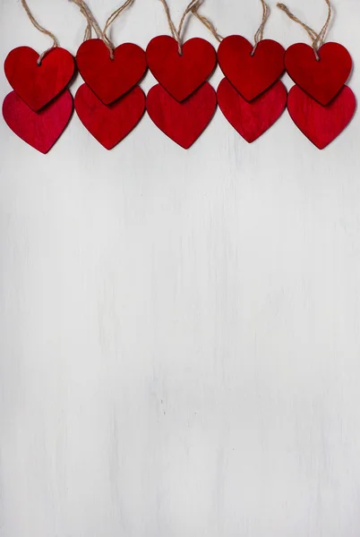 Coeurs en bois rouge sur fond en bois — Photo
