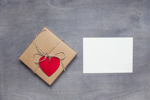 Présent pour la Saint Valentin et carte d'invitation . — Photo