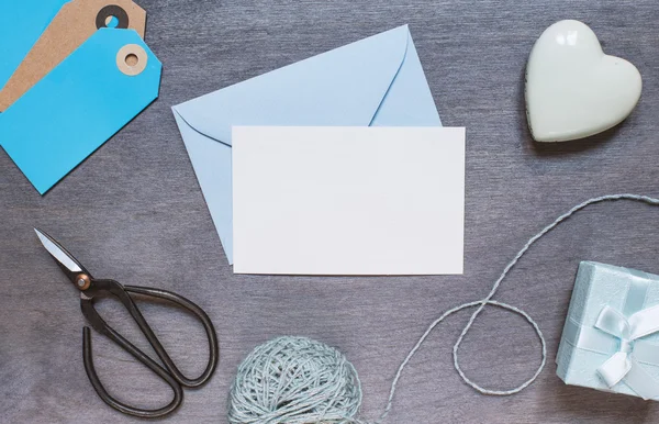 Blaue Geschenkschachtel mit Umschlag und Retro-Schere. — Stockfoto