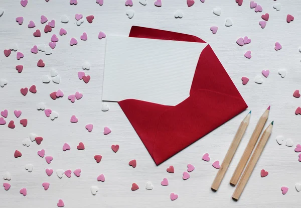 Roter Umschlag mit vielen Herzen — Stockfoto