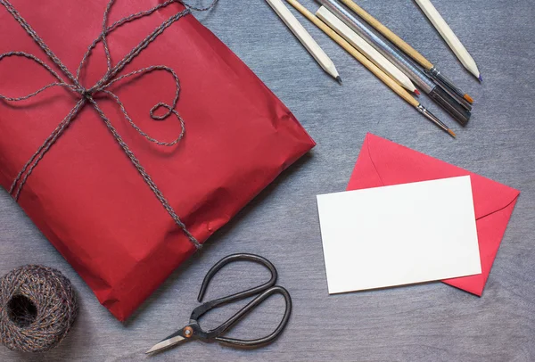 Davetiyeli kırmızı paketi mevcut.