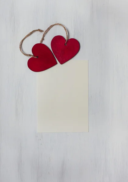 Coeurs en bois rouge sur fond en bois — Photo