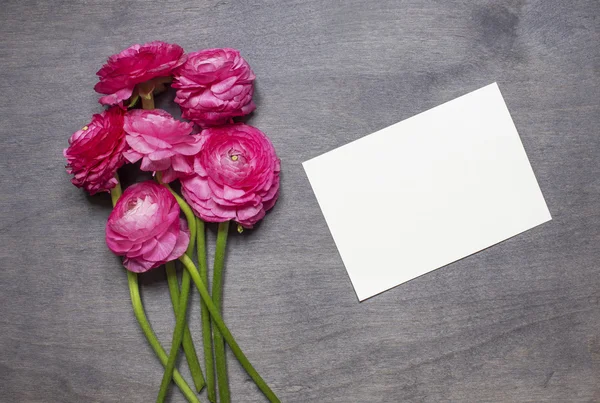 Bazı peonies ahşap arka plan üzerinde