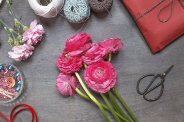 Bazı peonies kırmızı hediye paketi ve vintage makas ile kesme