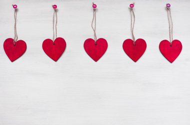 Beyaz arka plan üzerinde ahşap kırmızı Kalpler