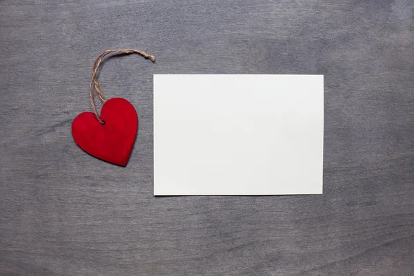 Coeurs en bois rouge sur fond en bois avec carte d'invitation — Photo