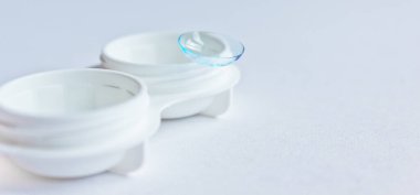 Yumuşak kontak lensler ve beyaz plastik çanta. Kapatın. Seçici odak.