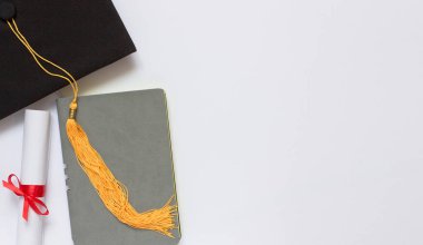 Mezuniyet tepe noktası konsepti. Not defteri, akademik şapka ve diploma. Boşluğu kopyala