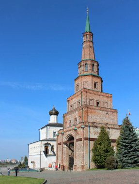 Saray kilisesi ve Kazan Kremlin bölgesindeki Syuyumbike kulesi. - Rusya. Dikey yönelim