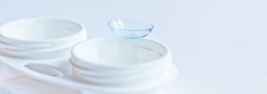 Yumuşak kontak lensler ve beyaz plastik çanta. Kapatın. Seçici odak.