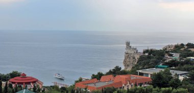 Karadeniz 'deki Kırlangıç Yuvası Panorama, Kırım. Yatay proto. Sakin deniz. Dramatik bulutlu gökyüzü