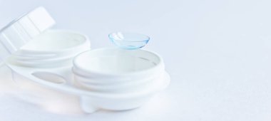 Yumuşak kontak lensler ve beyaz plastik çanta. Kapatın. Seçici odak.