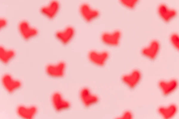 Rote defokussieren Herzen auf rosa Hintergrund für das Konzept der Liebe und Valentinstag. Unschärfe und Bokeh-Hintergrund. — Stockfoto
