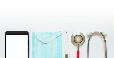 Beyaz-mavi arka planda online tıp kavramı. Uzayı kopyala, düz olarak