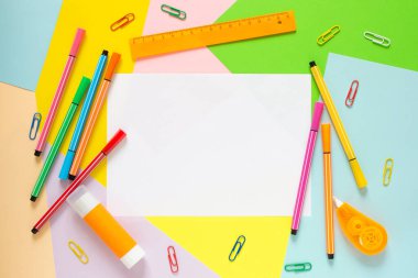 Konsept geçmişi üzerine çalış. Fotokopi alanı ile renk arkaplanı üzerine ofis kırtasiyesi