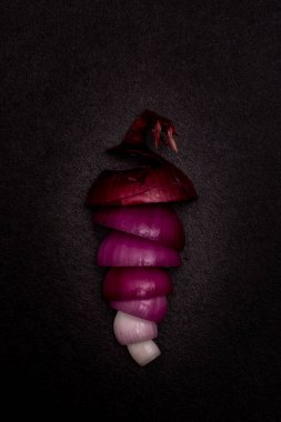 Siyah arka planda kırmızı soğan, düz konsept sebze