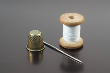 Gri dikiş aksesuarları