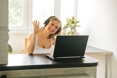 Avrupalı genç iş kadını öğrenci öğretmenleri internetteki bilgisayar konuşmalarında kablosuz video konferansı takıyor. İnternet sohbetlerinde öğretmeyi öğrenin, internetten uzaktan ağ öğrenme kavramı