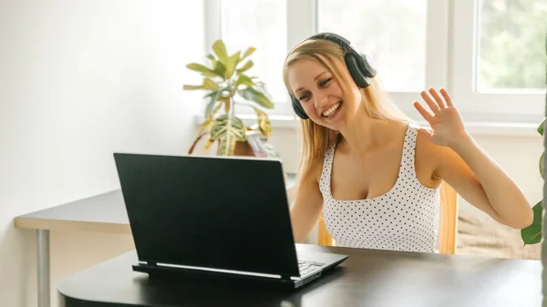 Avrupalı genç iş kadını öğrenci öğretmenleri internetteki bilgisayar konuşmalarında kablosuz video konferansı takıyor. İnternet sohbetlerinde öğretmeyi öğrenin, internetten uzaktan ağ öğrenme kavramı