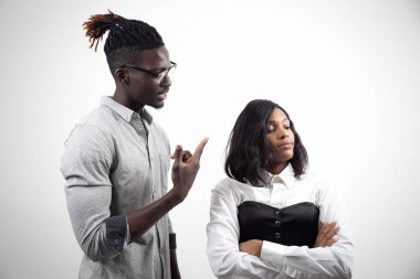 Afrika kökenli Amerikalı çiftler beyaz stüdyo geçmişleri hakkında tartışıyorlar. Gücenmiş kadını suçlayan adam