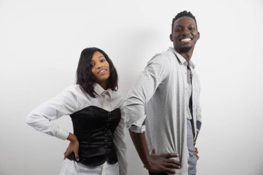 Afrikalı Amerikalı şık romantik çift, beyaz arka planda fotoğraf çekimi, aşk ve ilişkilerde kameraya bakıyor. Siyahi kadın erkek arkadaşlarının omzunda el ele tutuşuyor.