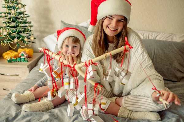 Děti Otevírající Vánoční Dárky Dárky Adventním Kalendáři — Stock fotografie