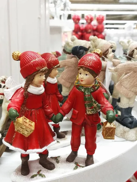 Различные украшения, игрушки для елки на рождественском рынке — стоковое фото
