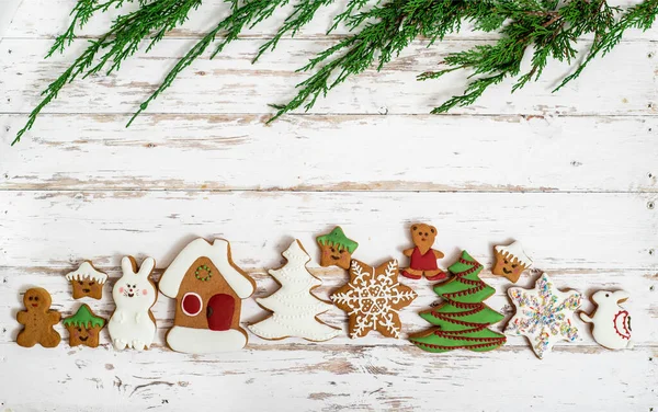 Рождественские и зимние пряники печенье с белой глазурью на старом деревянном фоне. — стоковое фото