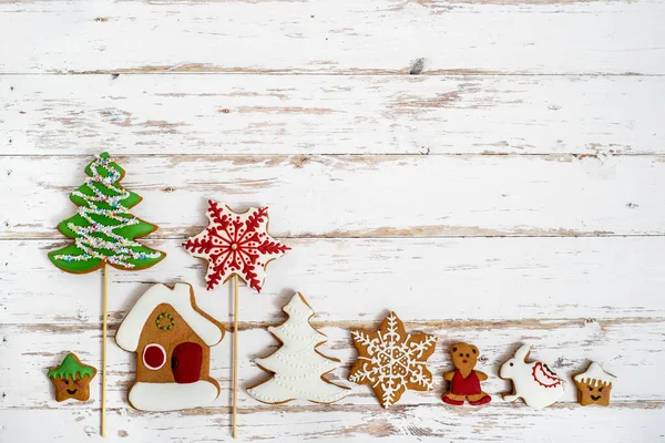 クリスマスと冬のジンジャーブレッド古い木製の背景に白釉クッキー. — ストック写真