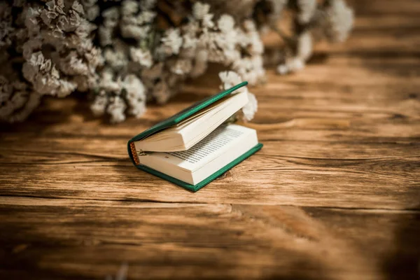Libros de novela vintage con ramo de flores sobre fondo de madera vieja.Mini libro — Foto de Stock