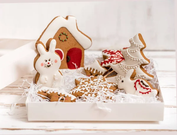 Biscoitos de gengibre caseiros de Natal na mesa de madeira — Fotografia de Stock