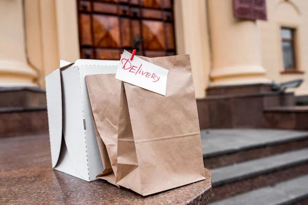 Concepto de servicio de entrega de alimentos sin contacto. Bolsa de papel con alimentos pedidos en línea entregados — Foto de Stock