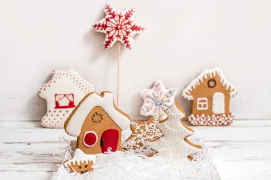 Beyaz arka planda zencefilli ekmek seti, Noel hediyesi